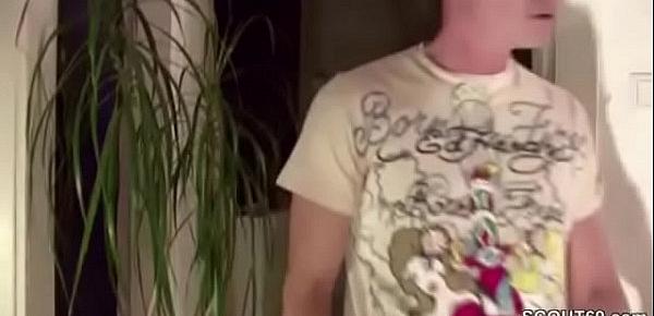Vater der Freundin ueberredet sie zum Fick als sie nicht da
